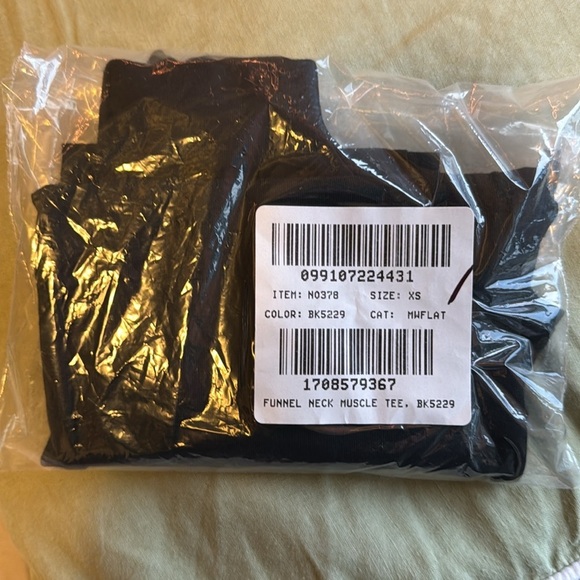 Madewell Funnelneck Cropped Muscle Tee in True Black - Picture 11 of 11